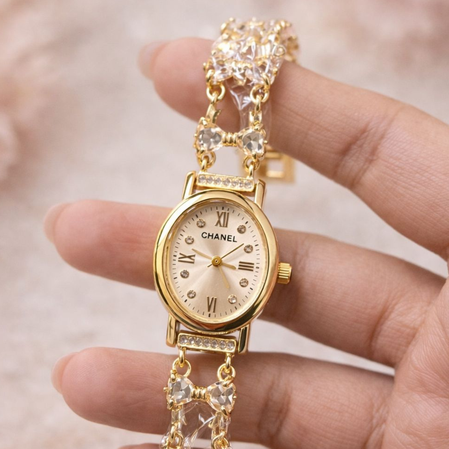 Elegant gold-tone women’s watch zariluxestudio